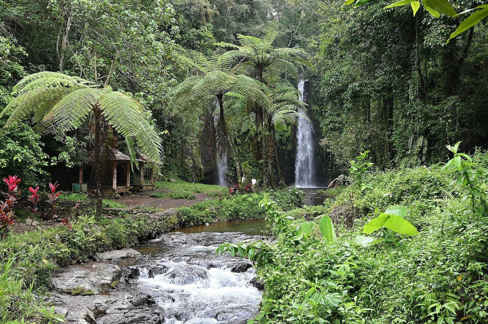 Benang Stokel & Benang Kelambu, Central Lombok · Aik Berik